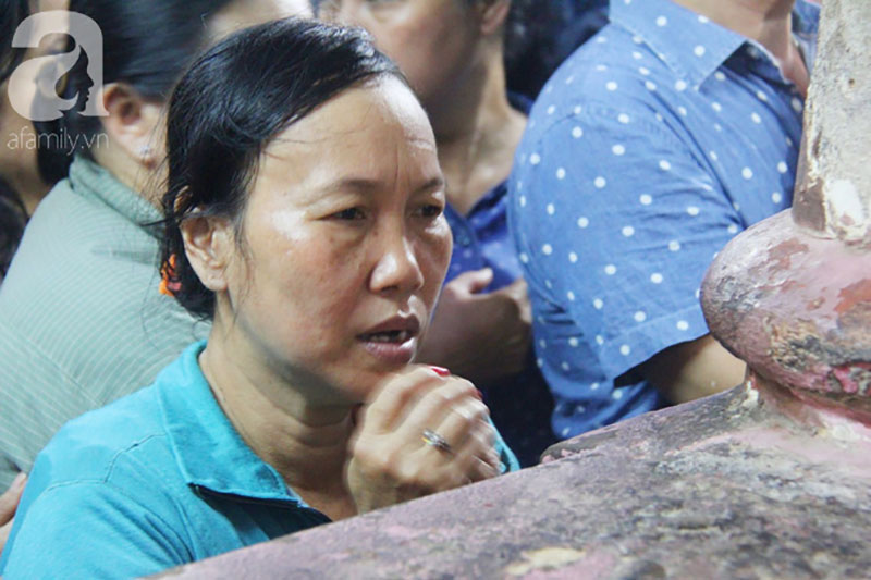 Đội nắng, hàng ngàn người đến chùa Ngọc Hoàng chen nhau khấn vái trong ngày cúng chư tiên